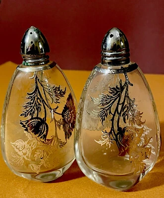 Coctelera de sal o pimienta de vidrio con recubrimiento de filigrana floral plateada de colección Foto 1 de 4