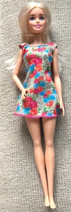 Brandneu blonde Barbie-Puppe mit Blumenkleid und Stiefeln und beweglichem Hund Taffy - Bild 1 von 11