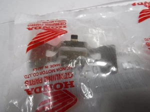 NEW OEM HONDA TRX250 XL350 CR125 CR250 BRAKE PAD SPRING 45108-GE2-006 W33-39G - Bild 1 von 2