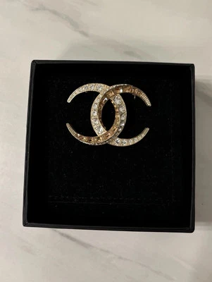 Broche Chanel CC auténtico  Foto 1 de 4