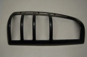 Moldura de luz trasera GMC Sierra 2004-2007, lado del pasajero mano izquierda OEM - Imagen 1 de 5