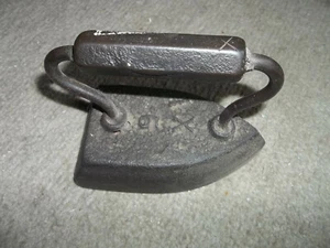 OLD 1900'S IRON FOR CLOTHES - Picture 1 of 2