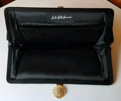 Bolso sin asas vintage SAKS FIVE AVE negro satinado con cierre de estrás Foto 1 de 4