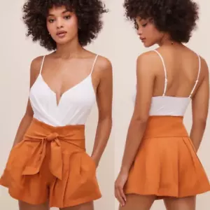 Astr The Label Shorts XS Bindegürtel Schärpe Spice Orange Plissee über Knietaschen - Bild 1 von 7