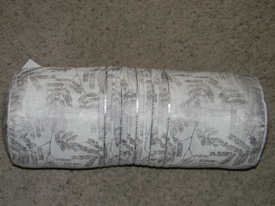 Almohada enrollable decorativa de damasco helecho plateado colección Hotel Collection 8x24 ~NUEVA CON ETIQUETAS~ Foto 1 de 4