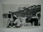 OP328 PHOTO ORIGINALE TROUVÉE 1947 jour à la plage chapeaux parasol maisons famille