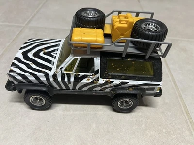 JADITOYS 1:25 Diecast Metal/Plastic Safari  white black stripe 4x4 Pick-up Truck - Image 1 of 4