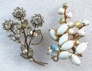 Lotto 2 spille vintage vetro bianco latte strass trasparenti AB cristallo floreale - Foto 1 di 7