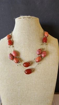 Collar firmado por Liz Claiborne con cuentas grandes y tono dorado cepillado  Foto 1 de 4