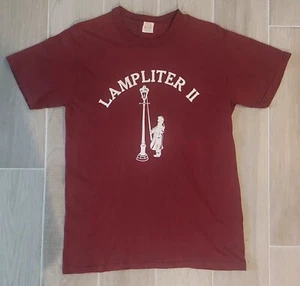 T-shirt vintage Lamplighter II Gentleman's Club punto singolo cotone pickin' Ts USA - Foto 1 di 12