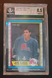 1989 90 O-PEE-CHEE #113 JOE SAKIC ROOKIE CARD BECKETT 8.5 NM-MINT CENTERING - Picture 1 of 2