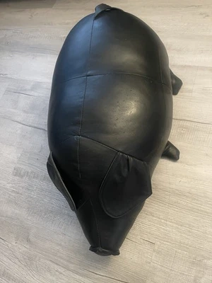 Taburete de pie de cerdo de cuero de tela negra Foto 1 de 4