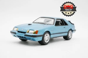 Ford Mustang SVO 1986 azul claro escala 1:64 diecast modelo de coche de coleccionista - Imagen 1 de 10