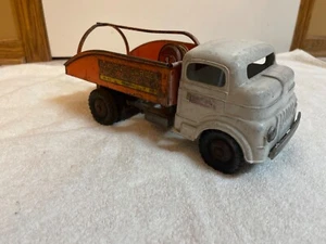 VINTAGE! Pressed Steel 12" STRUTCO TOYS Toyland Garage TOW TRUCK Winds up WORKS - Picture 1 of 5