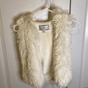Girls American Widgeon Faux Fur fleece lined hooded vest. - Picture 1 of 5