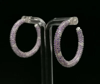 orecchini cerchio da donna in argento bianco e pavè di zirconi viola e bianchi - Immagine 1 di 4