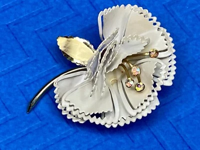 Broche prendedor retro vintage esmaltado flor 3D pétalos blancos pedrería de Avon  Foto 1 de 4