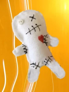 Voodoo Puppe mit Voodoo Pins Dunkle Magie Hexerei Zauber Verfluchte Puppen Herz - Bild 1 von 3