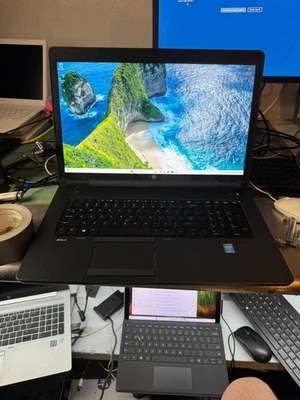 HP ZBook 17 G2 i7-4710MQ 16GB 256GB SSD+2TB HDD 17.3" Win 11 Pro Foto 1 de 4