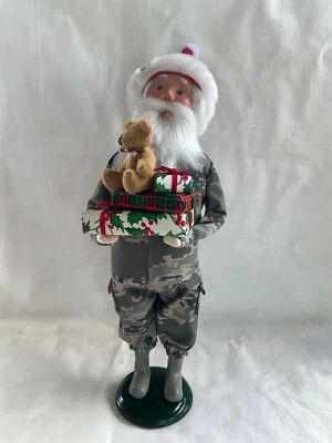 Byers Choice Caroler Raro Santa in Force Fatigues con Regalos y Oso Firmado Joyce Foto 1 de 4