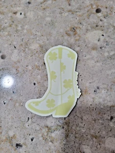 Neu Pura Vida Kleeblatt Stiefel März 2024 monatliches Armband Club AUFKLEBER - Bild 1 von 1