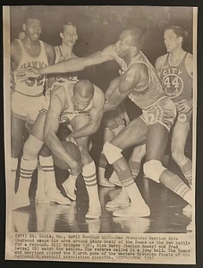 1967 Photo-San Francisco Warriors Nate Thurmond vs St. Louis Hawks Zelmo Beatty - Picture 1 of 2