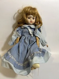 Porzellanpuppe sitzt auf Korbstuhl, 36 cm hoch - Bild 1 von 12