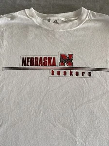 Adidas Nebraska Huskers T Shirt Uomo Grande Bianca Nuova - Foto 1 di 6