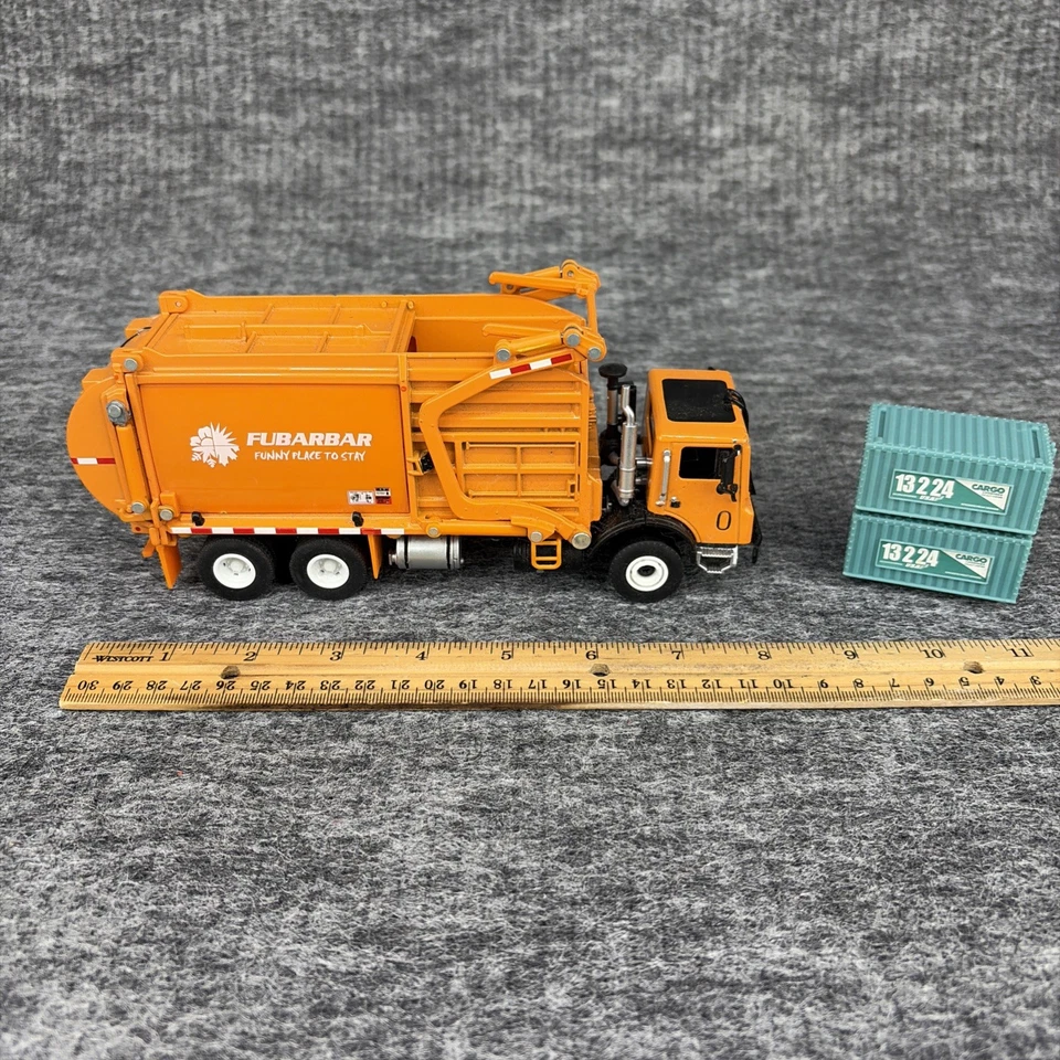 Camión de reciclaje de basura fundido a presión naranja FURBARBAR 'Funny Place to Stay' - 1:43 Foto 1 de 4