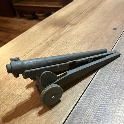 Cañón de juguete vintage del ejército militar Foto 1 de 4