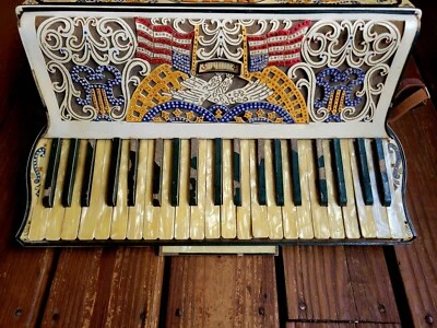 Antiguo acordeón patriótico de arte popular con pedrería banderas americanas  Foto 1 de 4