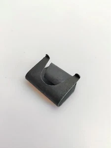 Halteklammer Spannfeder Einspritzpumpe NEU original VAG 061130165 VW LT 1975-83 - Bild 1 von 2