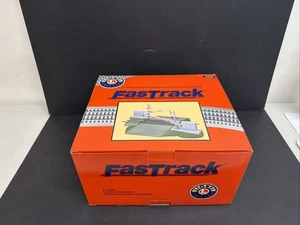 Lionel 6-12062 Fastrack Bahnübergang mit Toren und Blinkern T.7 - Bild 1 von 3