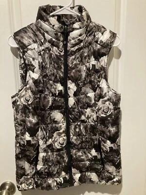 Chaleco acolchado floral blanco negro Betsey Johnson Performance para mujer cremallera mediana Foto 1 de 4