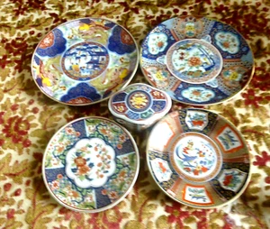 Japanische Imari Ware kleine Sammler/Vitrinenteller 4 Teller und 1 Schmuckkästchen - Bild 1 von 8