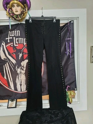 Pantalones acampanados detallados de gamuza negra Ralph Lauren adornos de metal de latón Foto 1 de 4