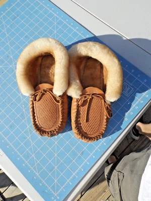 Bonitas pantuflas de mocasín de piel de oveja hechas a mano talla 9 hechas en Montana HA personalizadas Foto 1 de 3