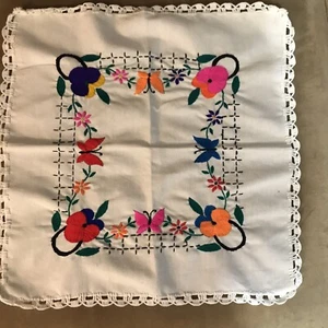 Vintage bestickt Schmetterling & Blumen quadratisch Leinen 18x18 Kommode Serviette Deckchen - Bild 1 von 10