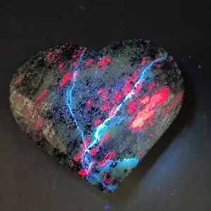 Epidota de cuarzo natural rojo/verde rubí corazón brilla bajo luz UV C570 - Imagen 1 de 8
