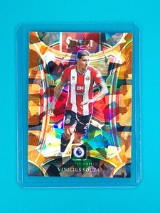 Panini Premier League Select 2023-24 Vinicius Souza /145 Orange Ice Prizm - Bild 1 von 2