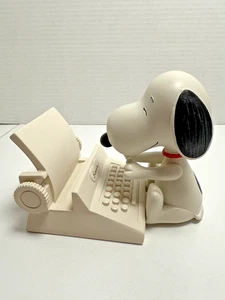 2022 Hallmark Peanuts Snoopy Cell Phone Holder - Picture 1 of 8