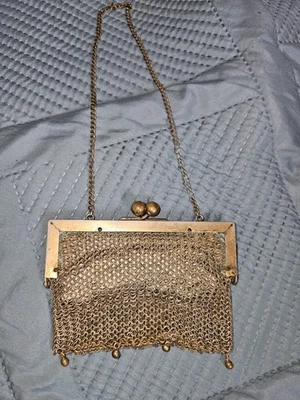 Antiguo mini monedero alemán de malla de correo de cadena de plata anillo para dedos y broche de beso Foto 1 de 2