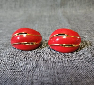 Brincos vintage com clipe em tom dourado e esmalte vermelho Avon - Imagem 1 de 4