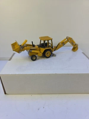 Retroescavadeira ERTL John Deere #5521 metal fundido escala 1/64 - Imagem 1 de 4