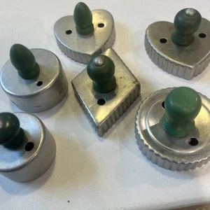 1940s VINTAGE ALUMINUM COOKIE CUTTER POKER CARDS SPADE HEART CLUB DIAMOND 5 PCS - Picture 1 of 4