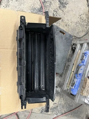 2021 - 2025 FORD F-150 RADIADOR DIANTEIRO GRADE INFERIOR OBTURADOR DE AR FABRICANTE DE EQUIPAMENTO ORIGINAL ML348475C - Imagem 1 de 3