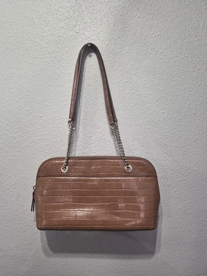 Bolso de Hombro DKNY Bryant Top Cremallera Parque Cúpula Marrón Claro Imitación Cocodrilo Cartera  Foto 1 de 4