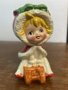 Lefton Kitsch Niña En Capa En Trineo Soporte Votivo Estatuilla De Colección Navidad Invierno - Imagen 1 de 8