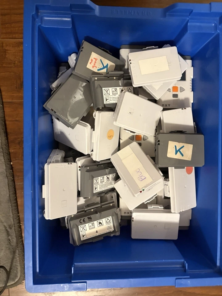 Лот 27 Lego Mindstorms NXT интеллектуальный кирпич, и 28 перезаряжаемых батарей - Изображение 1 из 2