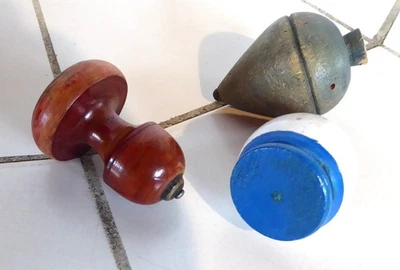 3 Kreisel Antikspielzeug Wurfkreisel? Peitschenkreisel? 6,3 -6,6 cm hoch (5) - Bild 1 von 3